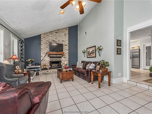 4th image of 2716 Wilderness Dr N