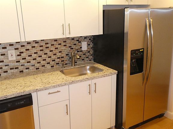 4th image of 800 Parkview Dr #1018-A