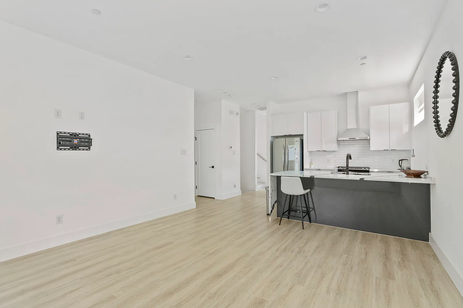 2614 N Carroll Ave — Photo 2