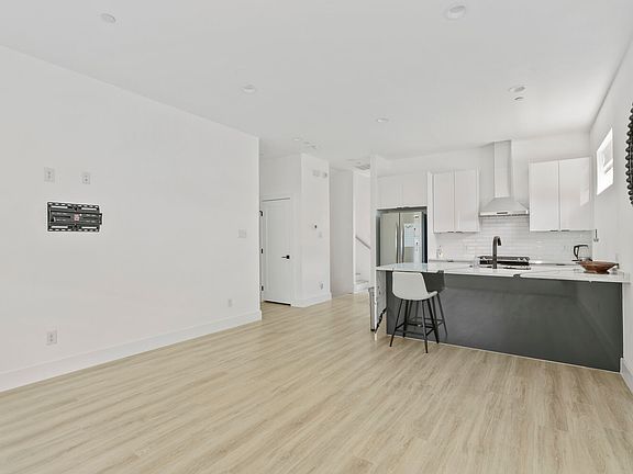 2nd image of 2614 N Carroll Ave #101