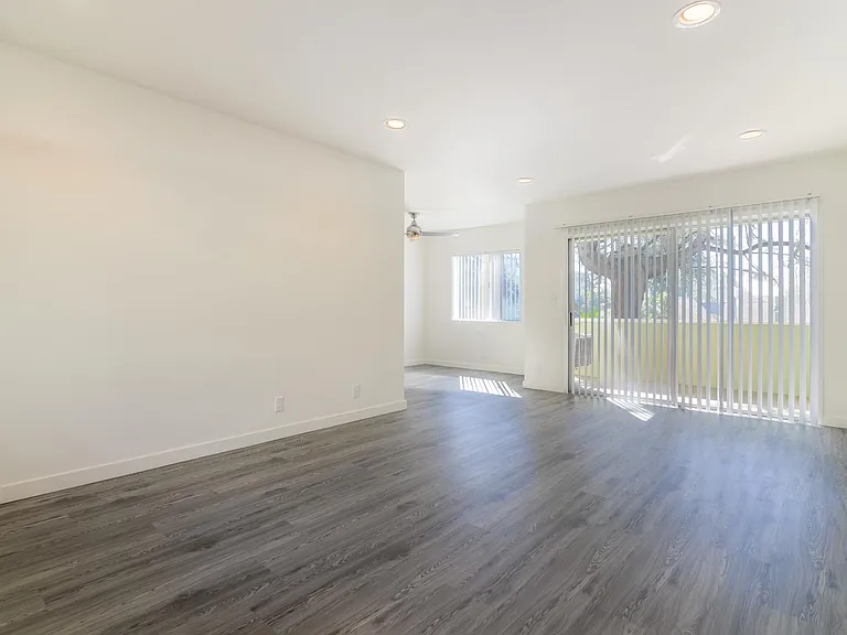 4533 Los Feliz — Photo 15