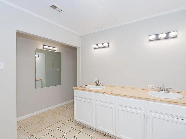 2523 S Broadway St — Photo 13