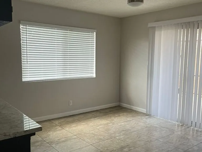 6400 Stockdale Hwy #1-4 — Photo 17
