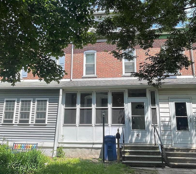 1st image of 42 3rd Ave