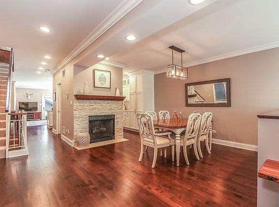 2nd image of 1816 W Melrose St #1