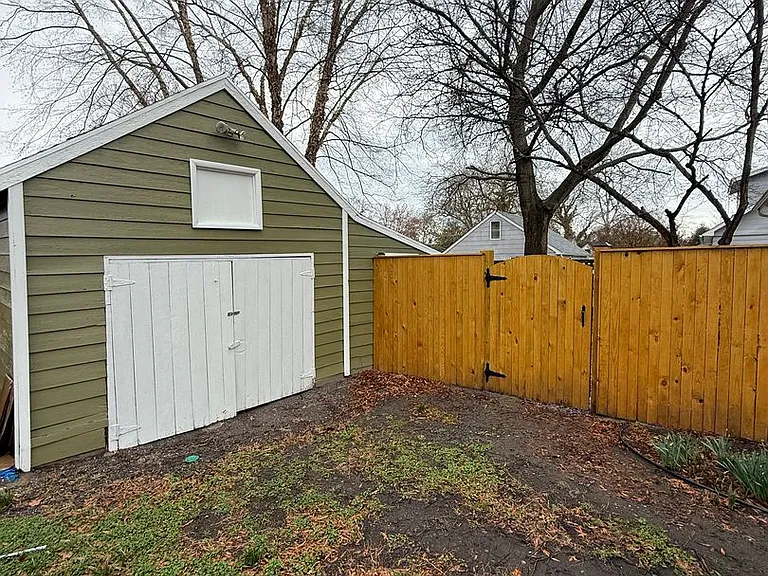 406 Robbins St — Photo 22