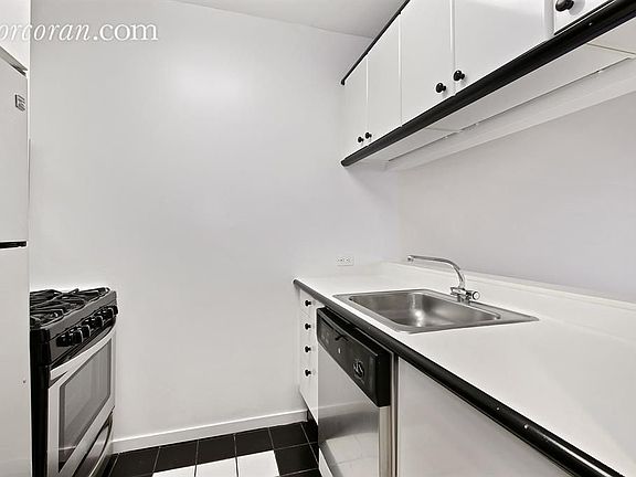 3rd image of 150-156 W 56th St APT 3606