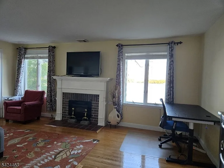 8 Spring Ln — Photo 18