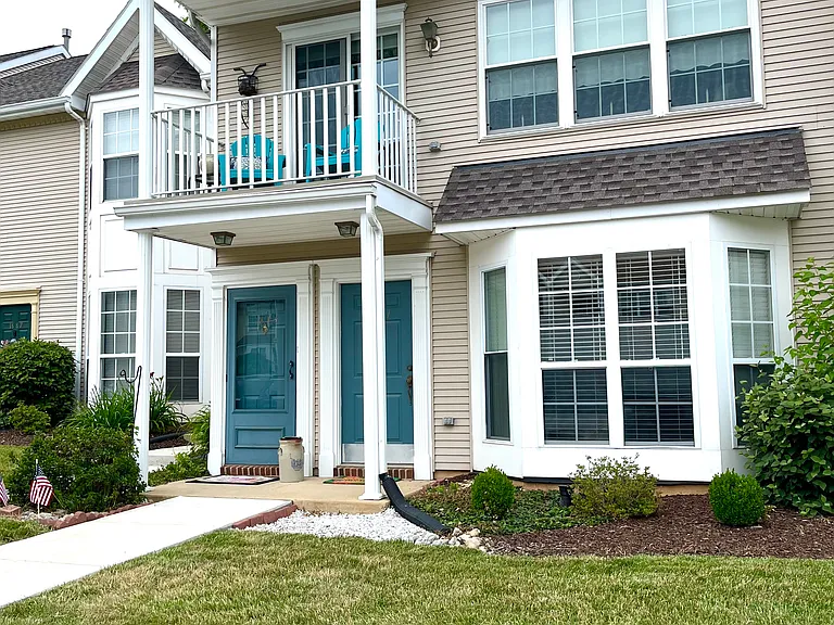 Well kept landscaping & convenient 1st floor