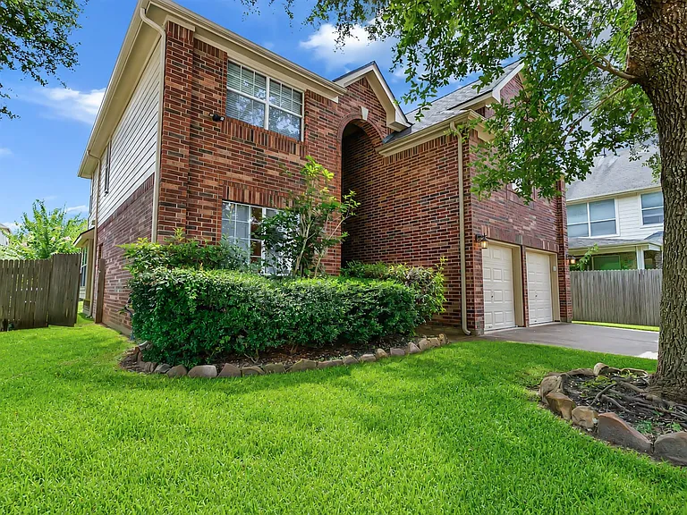602 Mosman Ct — Photo 3