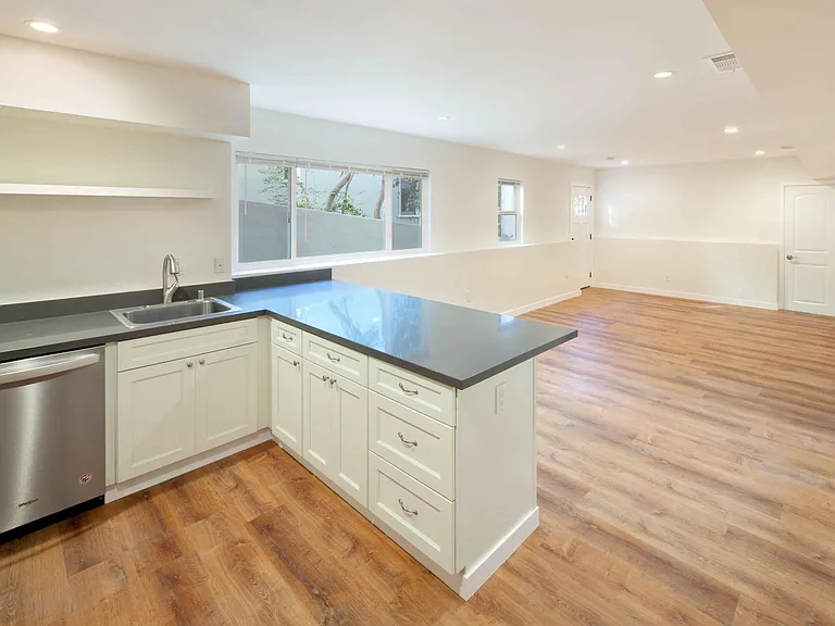 429 Athol Ave — Photo 4