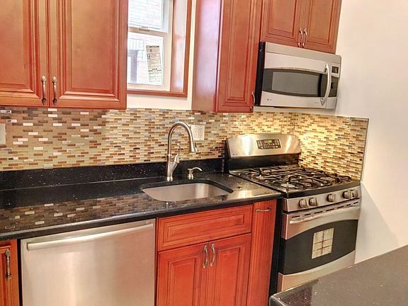 3rd image of 2516 Crescent St #1