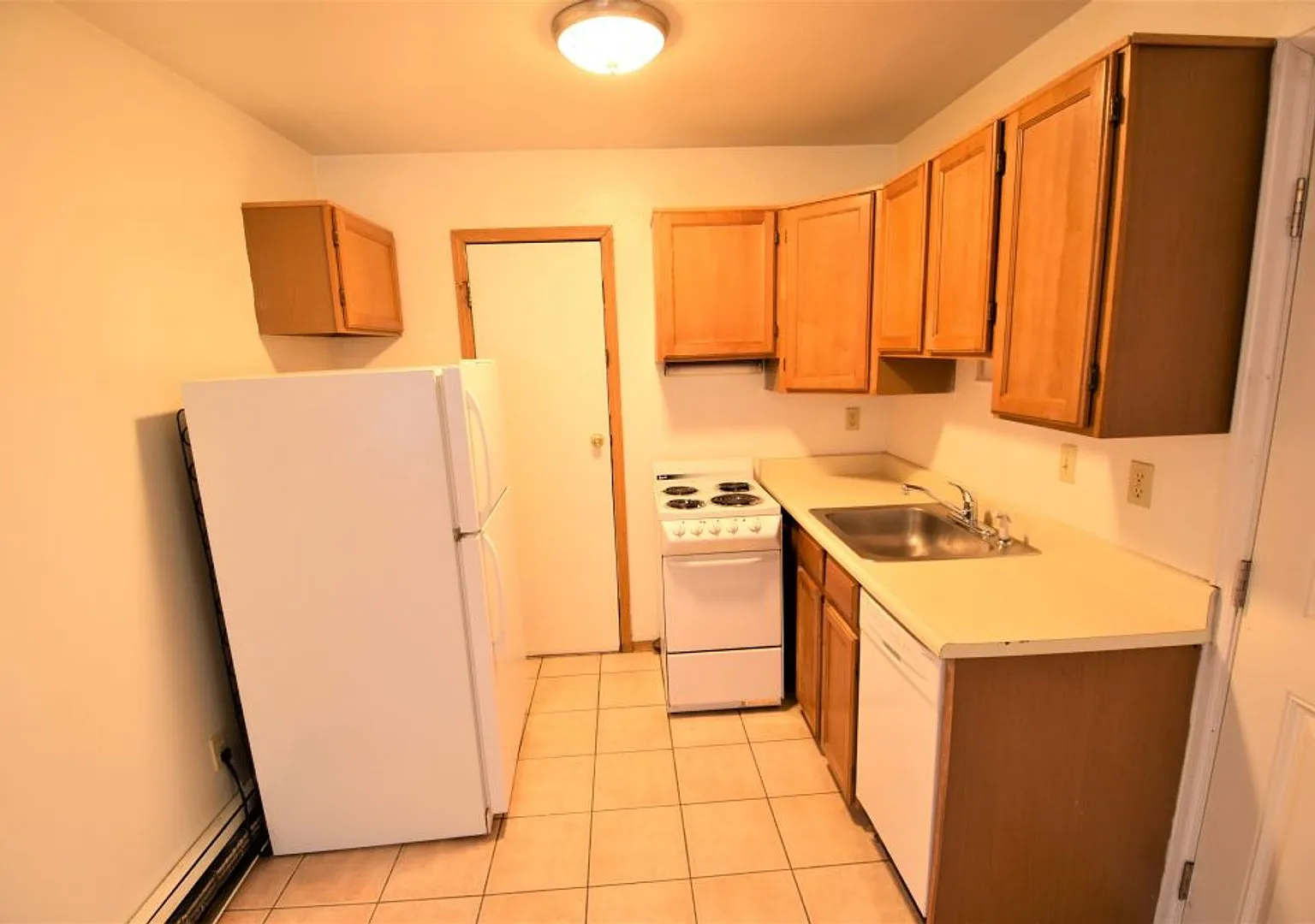 1 Bedroom on The Hill, Close to Campus and has Balcony! — Photo 3