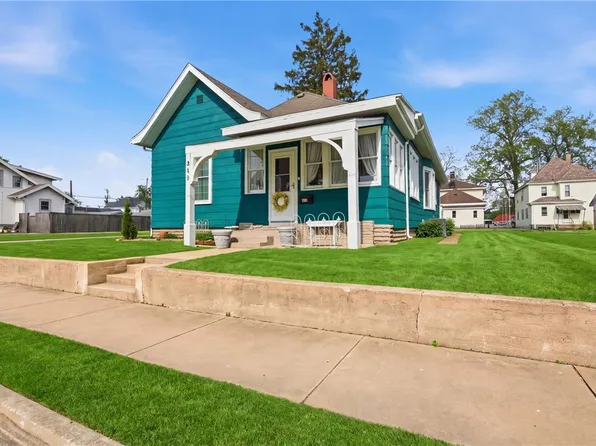 213 4th St, Charleston, IL 61920