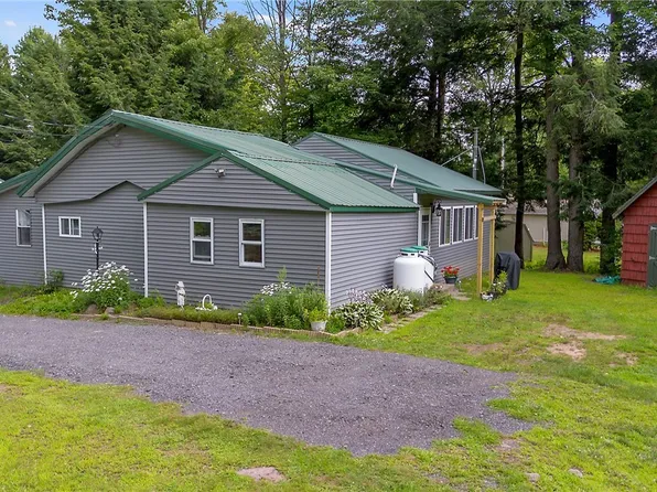 16 Rachel St, Bernhards Bay, NY 13028
