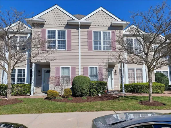 856 Verona Dr #1, Melville, NY 11747