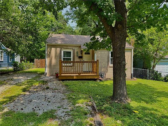 2nd image of 106 NE Ash St