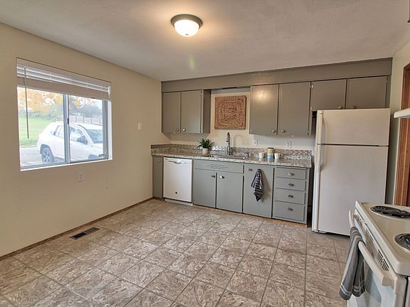 5th image of 4424 S 140th St