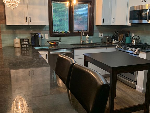 3rd image of 11889 Creekside Ln