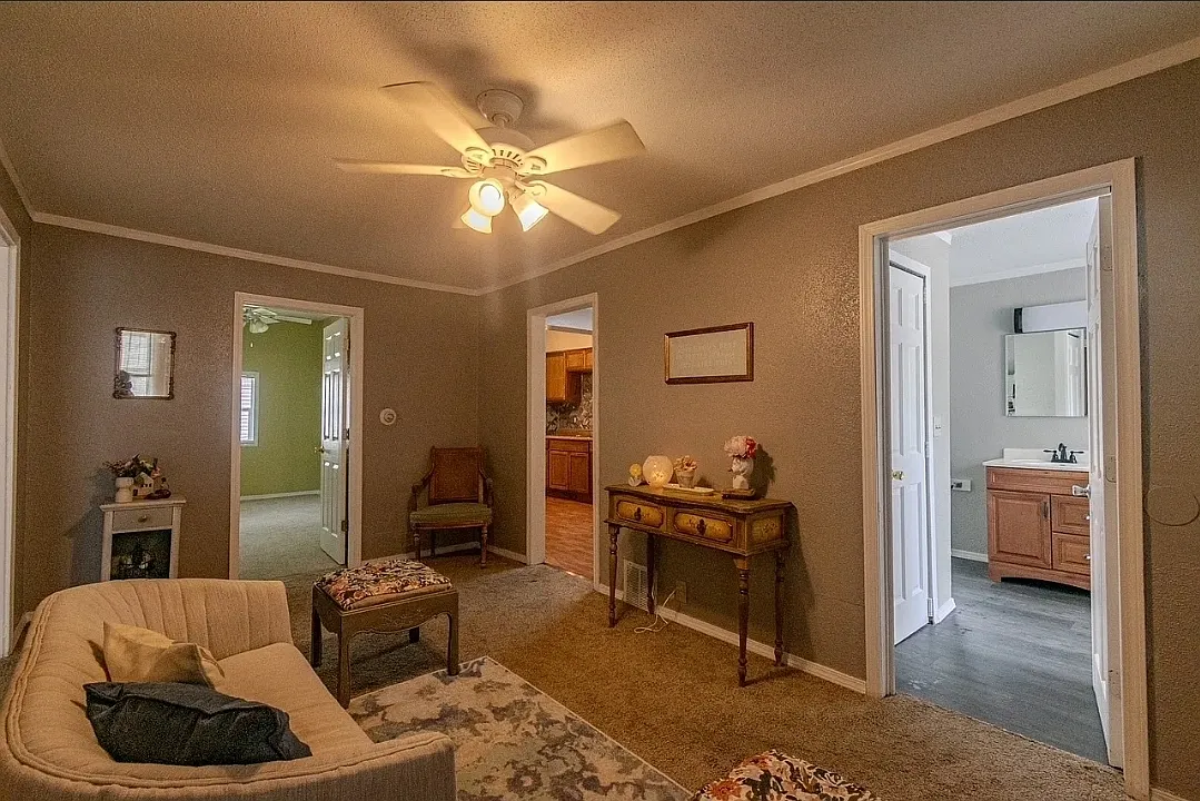 2 bed, 820 sqft, $1,300 — Photo 3