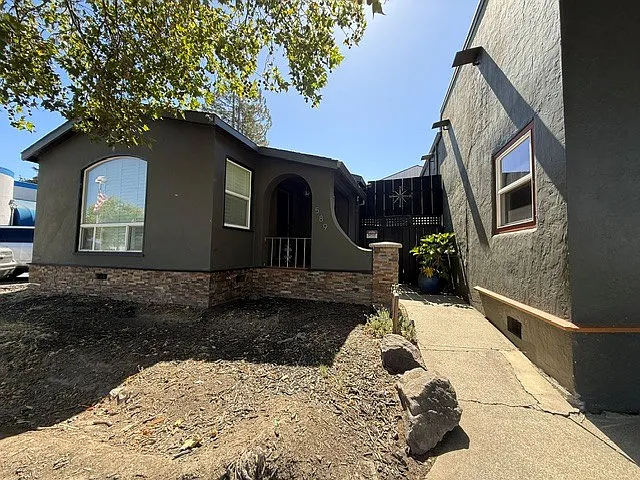 2 bed, $2,300 — Photo 1