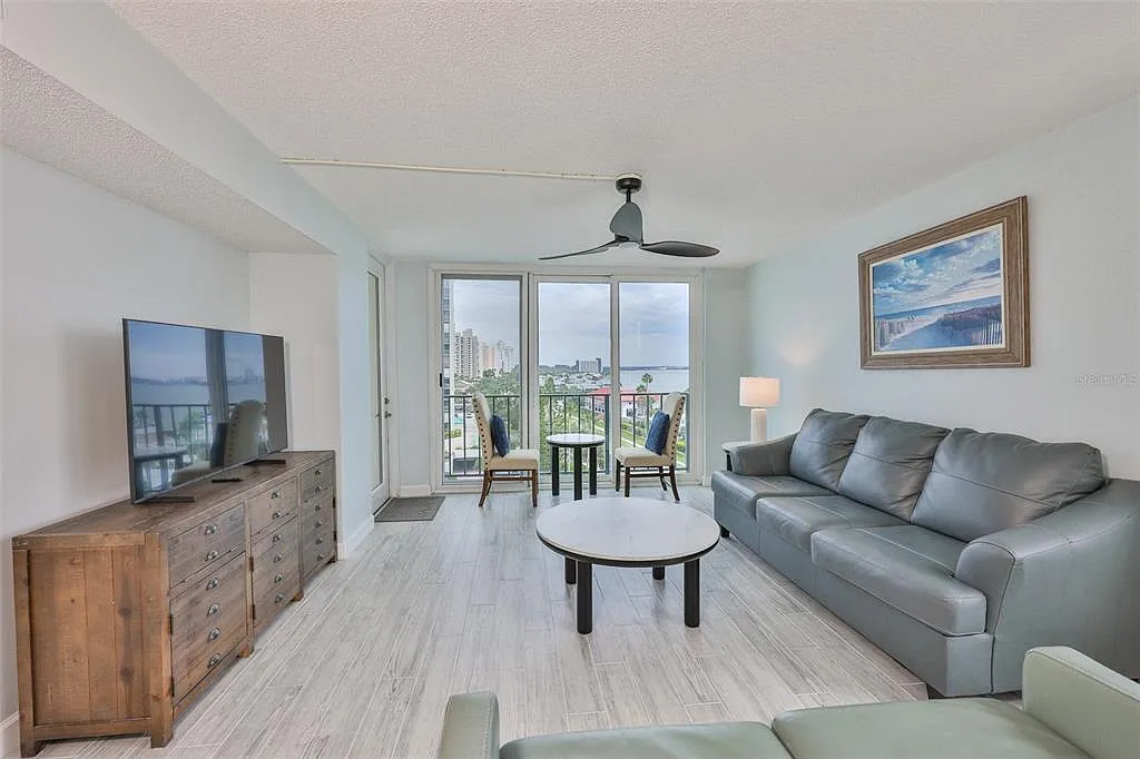 2 bed, 2.0 bath, 1392 sqft, $4,100 — Photo 2