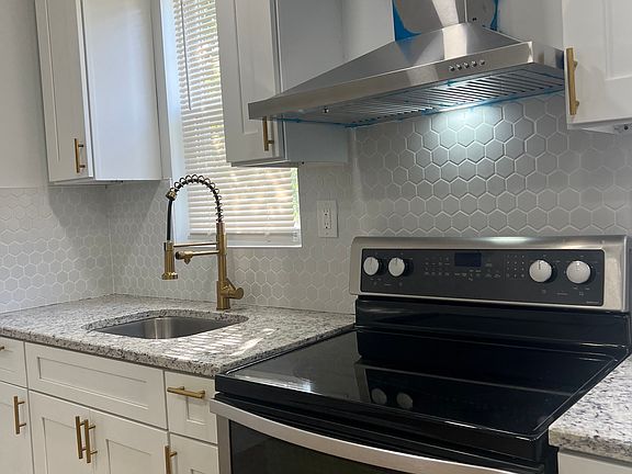 3rd image of 2130 N Darien St #2