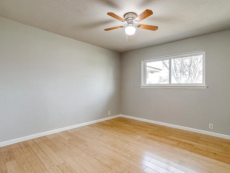 109 SE Dian St — Photo 33