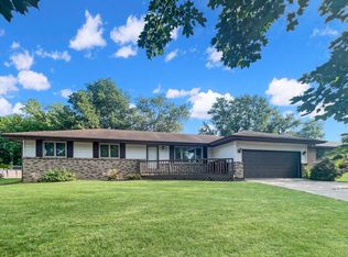 2013 W Winchester Dr, Freeport, IL 61032