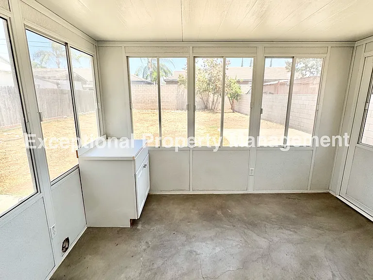 920 Western Ave — Photo 9