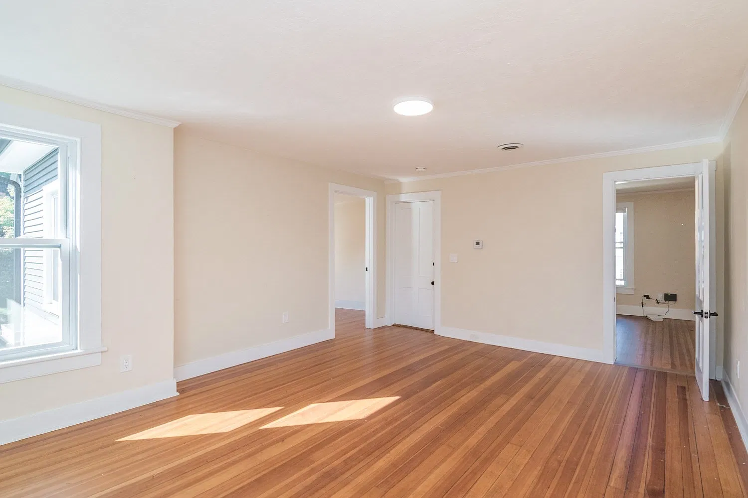 3 bed, 1.0 bath, 1537 sqft, $2,900 — Photo 4