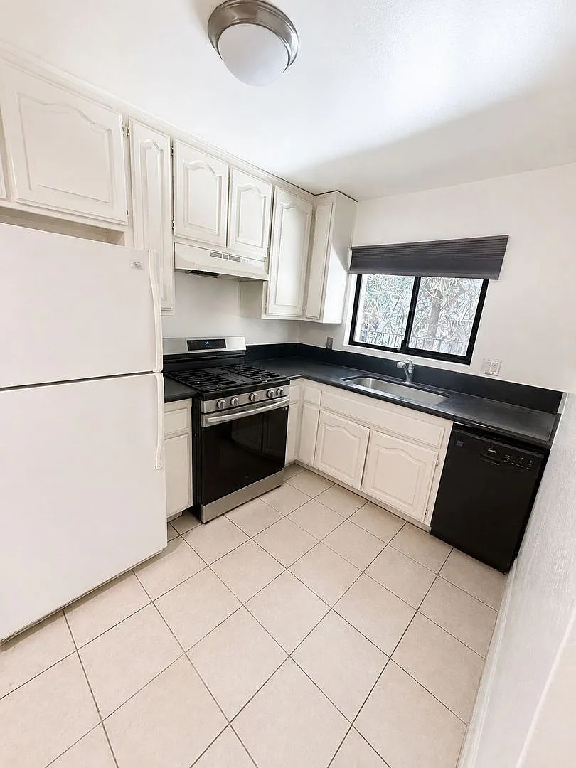 A fully furnished 3 bedroom, 2 bathroom apartment with common areas at 1823 Pelham Ave. Unit 3 — Photo 4