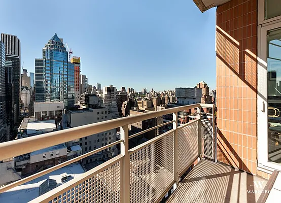 Sold by Warburg | media 6