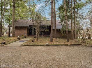 32674 Bingham Ln, Bingham Farms, MI 48025