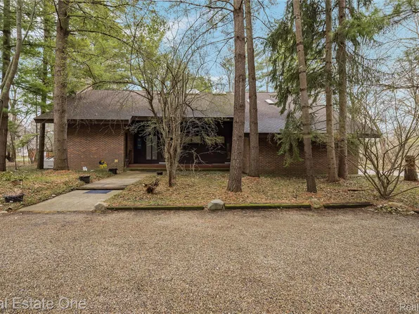 32674 Bingham Ln, Bingham Farms, MI 48025