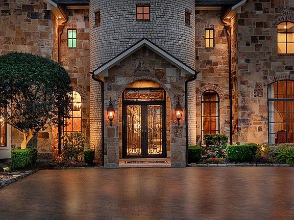 Both builder and interior designer have taken extra measures to ensure the finest combination of design elements to give this home the rare distinction that can only be classified as eclectic âOld Worldâ with the best in modern technology. Landsc