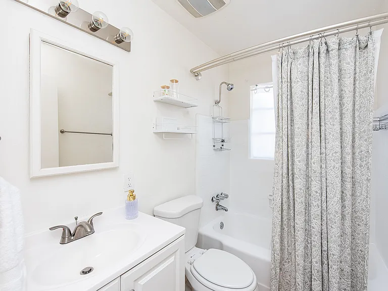 2402 E Copper St — Photo 14