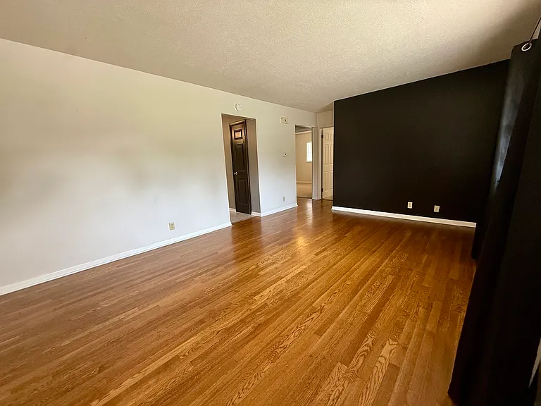 1005 Osborne St — Photo 4