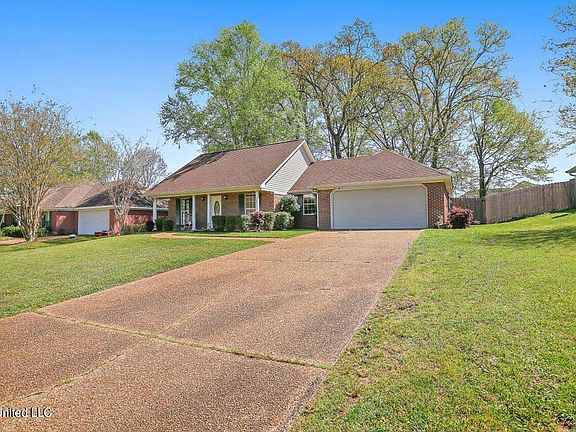 3rd image of 136 Live Oaks Blvd