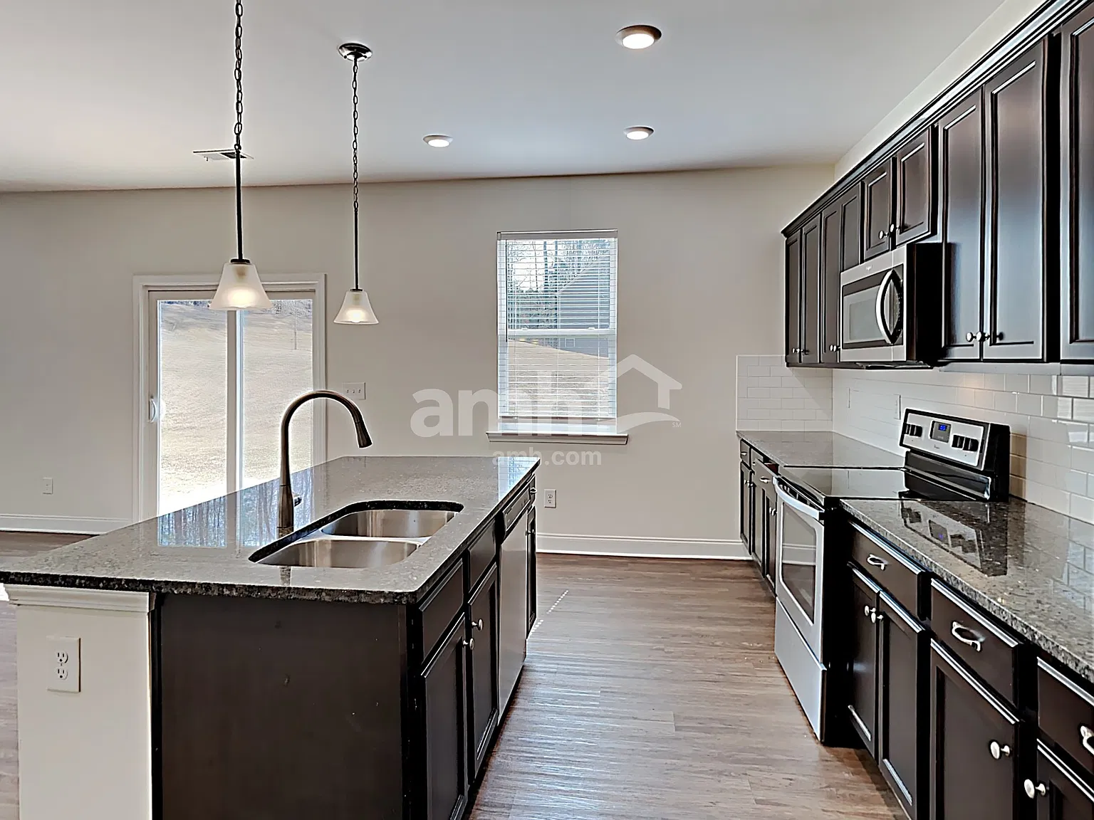 4 bed, 2.5 bath, 2400 sqft, $2,560 — Photo 3