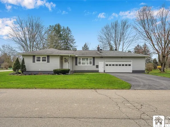 17 Plymouth Ave, Franklinville, NY 14737