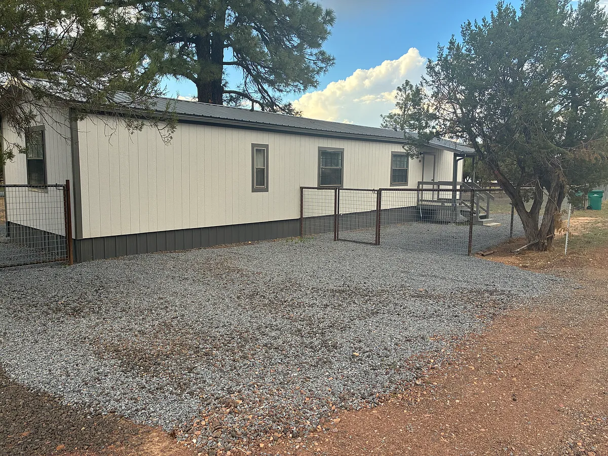 Building Photo - 1010 Cedar Dr