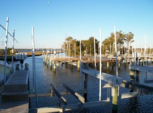 245 Bayview Dr, Harkers Island, NC 28531