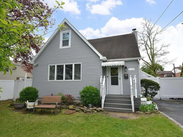 270 Neptune Avenue, West Babylon, NY 11704