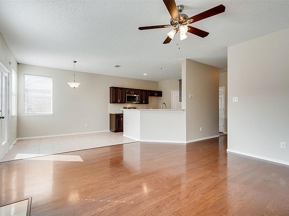 4th image of 4016 Juniper Ct
