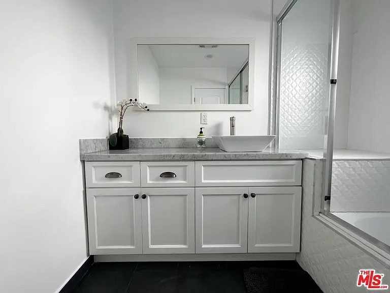 5740 Vantage Ave — Photo 15