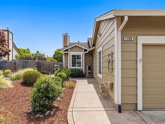 3rd image of 1708 - 151 Capella Court