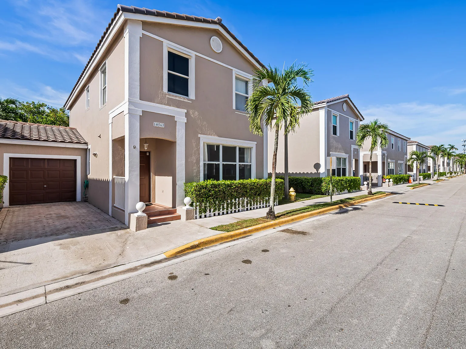 3 bed, 2.5 bath, 1655 sqft, $3,200 — Photo 1
