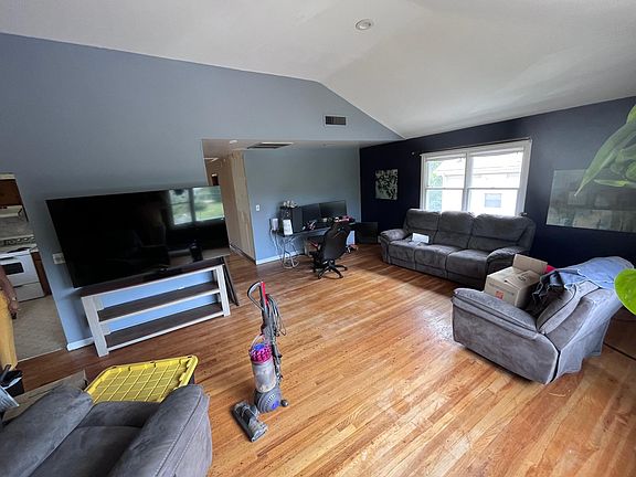 3rd image of 24 10th St Floor 2