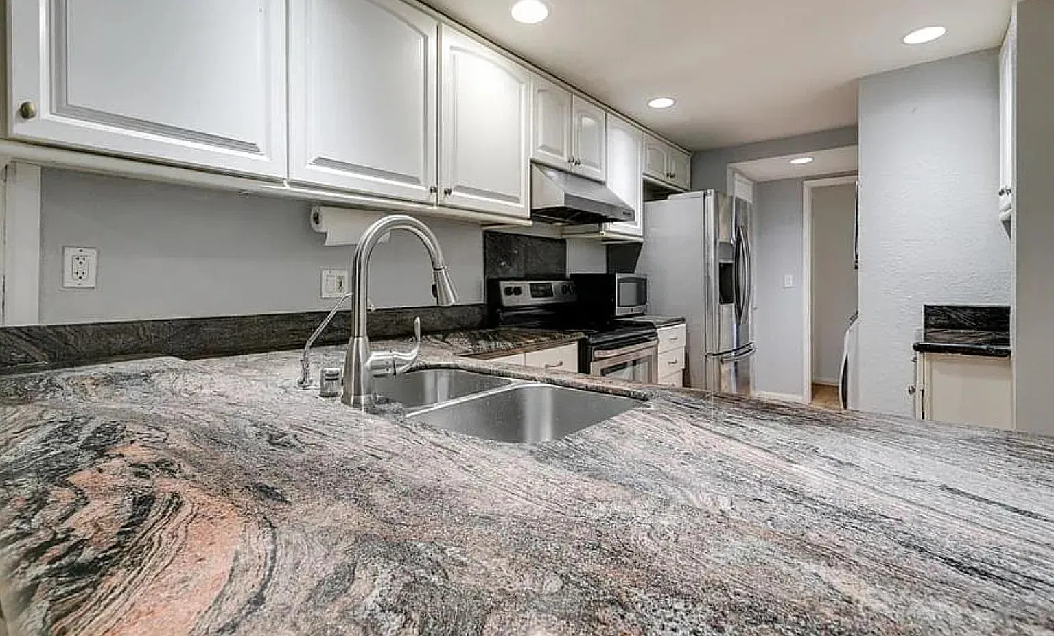 3 bed, 1372 sqft, $4,200 — Photo 4